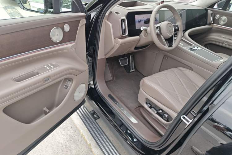 Used Hima AITO M9 2025 Extended-Range Ultra Version 52 kWh 6-Seater Driver Seat
