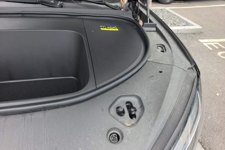 Used Hima AITO M9 2025 All-Electric Ultra Version 100 kWh 5-Seater Model Engine Bay Left