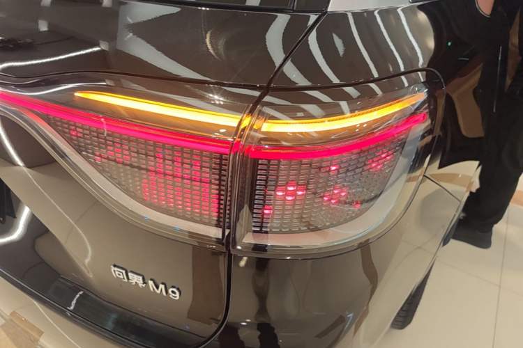 Used Hima AITO M9 2025 Extended-Range Ultra Version 52 kWh 6-Seater Exterior 3