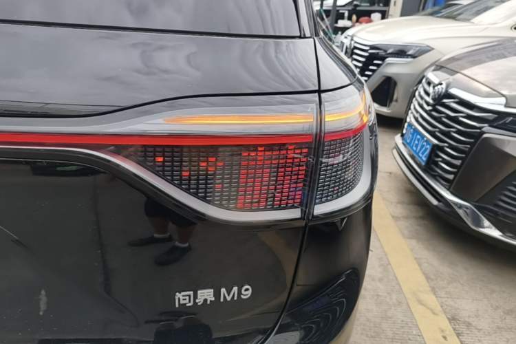 Used Hima AITO M9 2025 Extended-Range Ultra Version 52 kWh 6-Seater Exterior 3