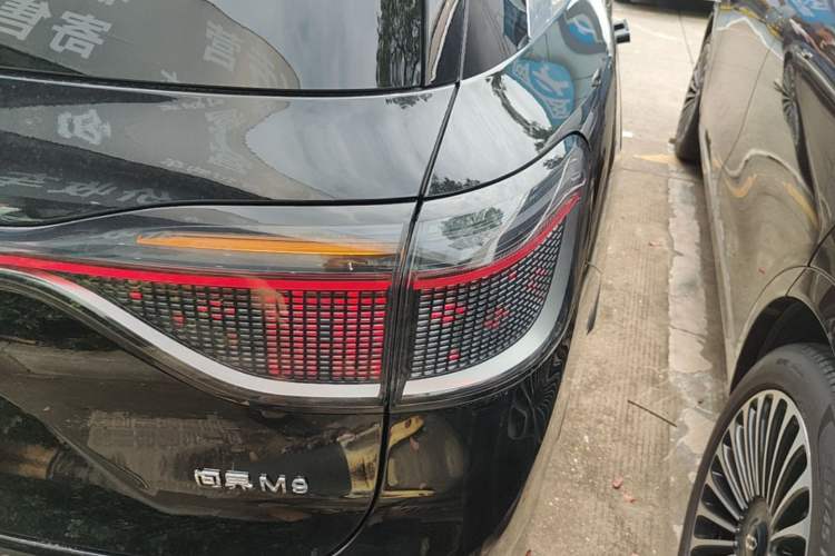 Used Hima AITO M9 2025 Extended-Range Ultra Version 52 kWh 6-Seater Exterior 3