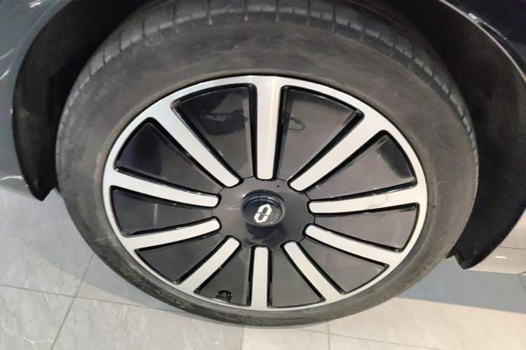 Used Hima AITO M9 2025 Extended-Range Ultra Version 52 kWh 6-Seater Exterior 4