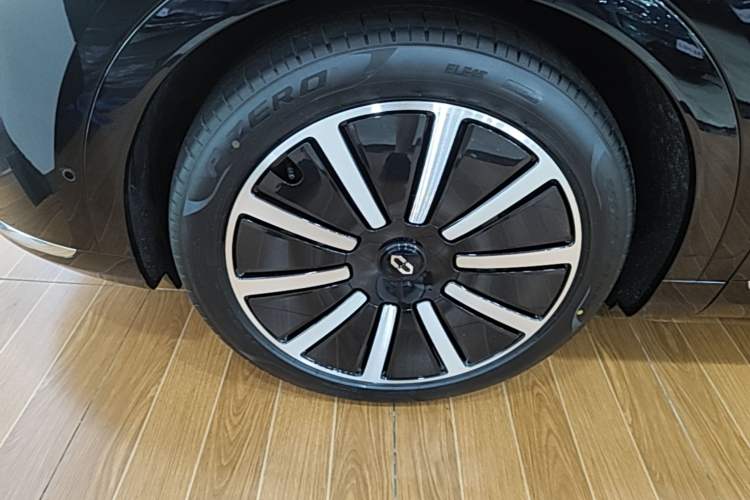 Used Hima AITO M9 2025 Extended-Range Ultra Version 52 kWh 6-Seater Exterior 4