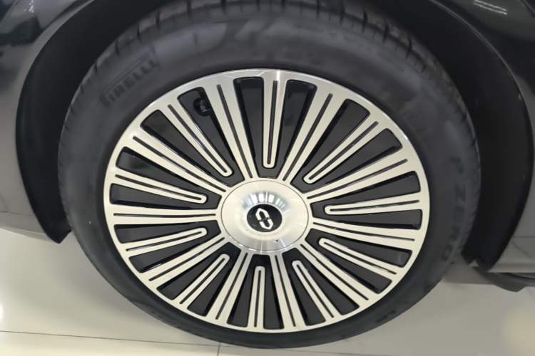 Used Hima AITO M9 2025 Extended-Range Ultra Version 52 kWh 6-Seater Exterior 4
