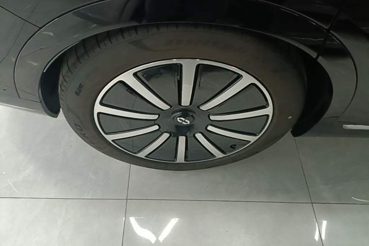 Used Hima AITO M9 2025 Extended-Range Max Version 52 kWh 6-Seater Edition Exterior 5