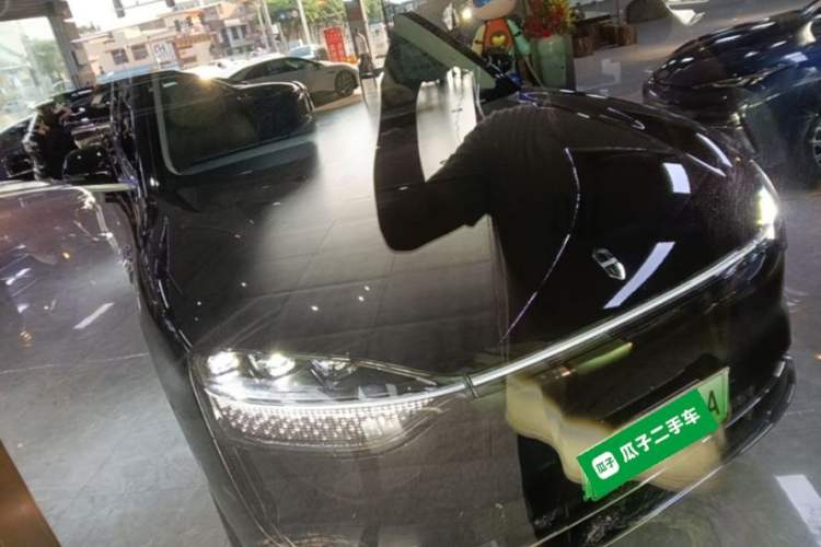 Used Hima AITO M9 2025 Extended-Range Ultra Version 52 kWh 6-Seater Front Right 45 Deg