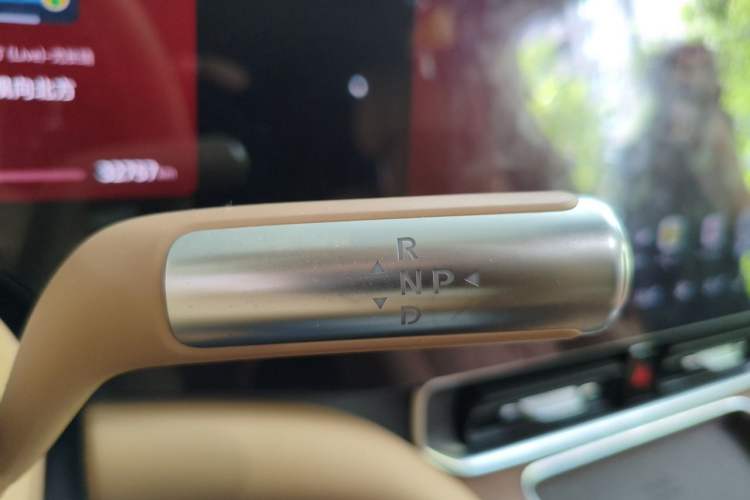 Used Hima AITO M9 2025 Extended-Range Max Version 52 kWh 6-Seater Edition Gear Lever