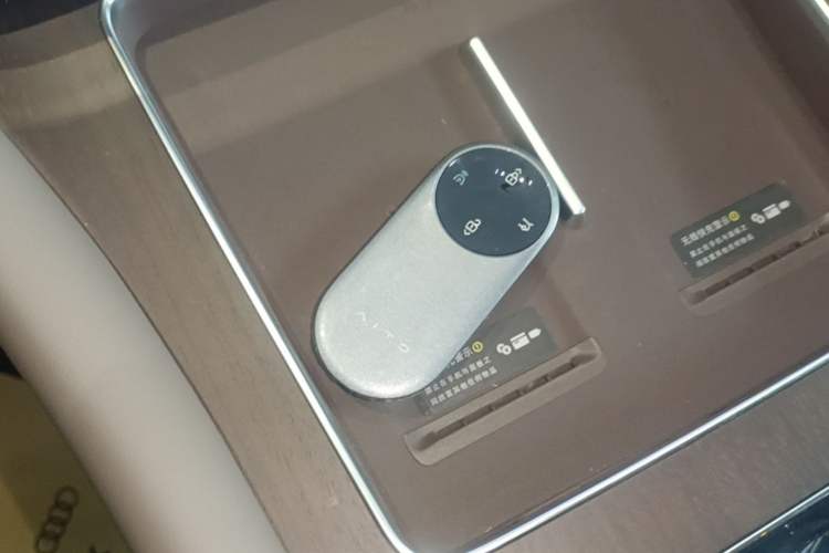 Used Hima AITO M9 2025 Extended-Range Ultra Version 52 kWh 6-Seater Interior 1