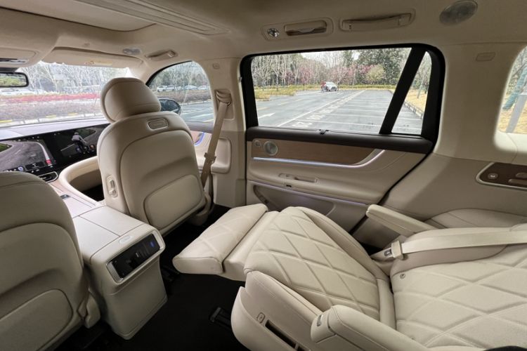 Used Hima AITO M9 2025 Extended-Range Ultra Version 52 kWh 6-Seater Interior 3