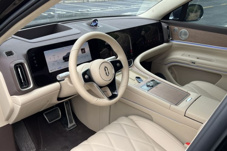 Used Hima AITO M9 2025 Extended-Range Ultra Version 52 kWh 6-Seater Interior 4