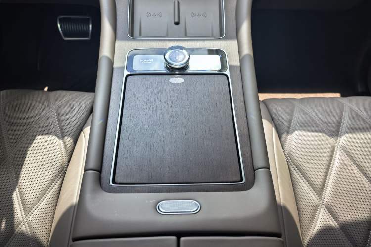 Used Hima AITO M9 2025 Extended-Range Ultra Version 52 kWh 6-Seater Interior 4