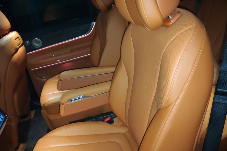 Used Hima AITO M9 2025 Extended-Range Max Version 52 kWh 6-Seater Edition Interior 4