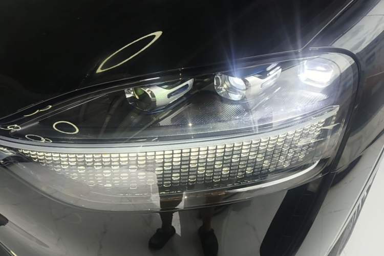 Used Hima AITO M9 2025 Extended-Range Ultra Version 52 kWh 6-Seater Left Front Headlight