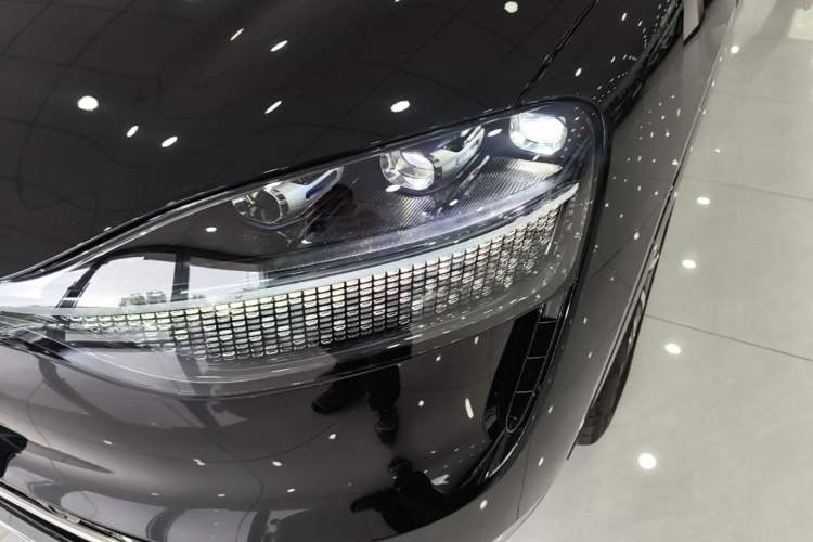 Used Hima AITO M9 2025 Extended-Range Ultra Version 52 kWh 6-Seater Left Front Headlight