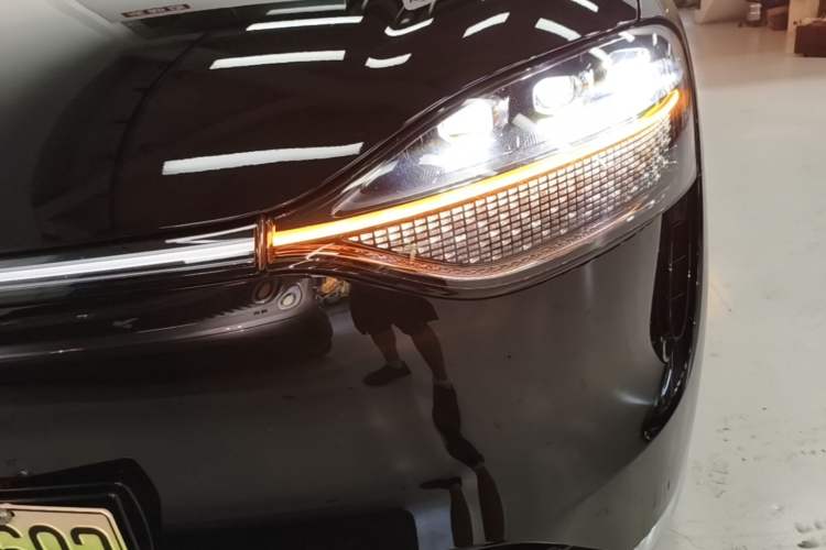 Used Hima AITO M9 2025 Extended-Range Ultra Version 52 kWh 6-Seater Left Front Headlight