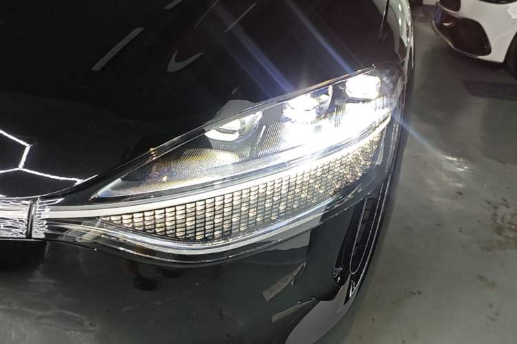 Used Hima AITO M9 2025 Extended-Range Max Version 52 kWh 6-Seater Edition Left Front Headlight