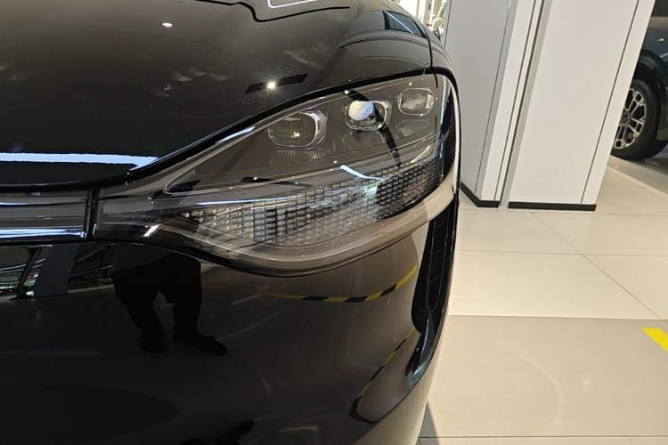 Used Hima AITO M9 2025 Extended-Range Ultra Version 52 kWh 6-Seater Left Front Headlight