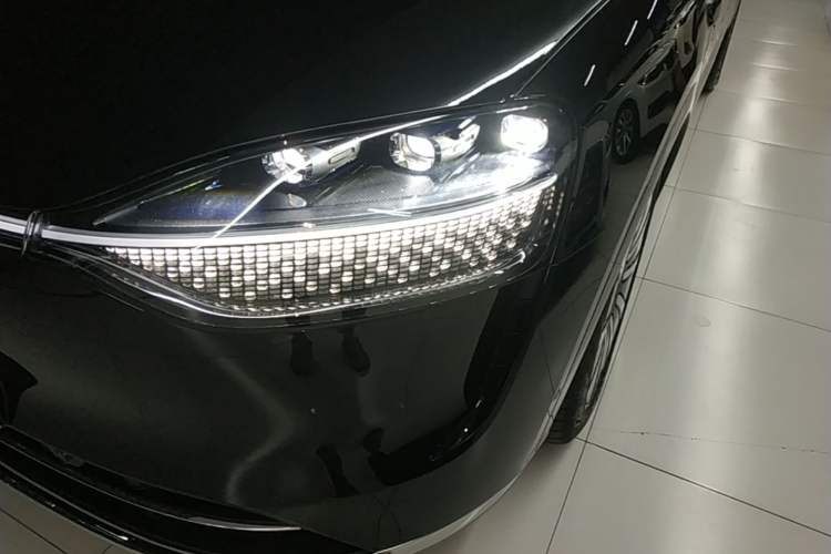 Used Hima AITO M9 2025 Extended-Range Max Version 52 kWh 5-Seater Edition Left Front Headlight