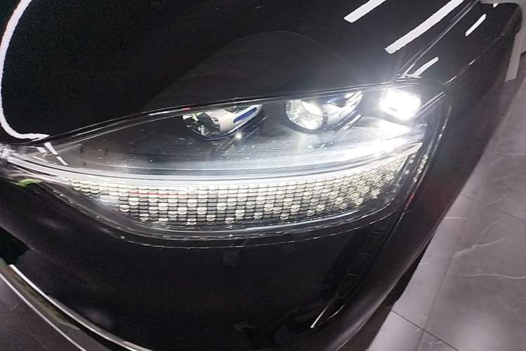 Used Hima AITO M9 2025 Extended-Range Ultra Version 52 kWh 6-Seater Left Front Headlight