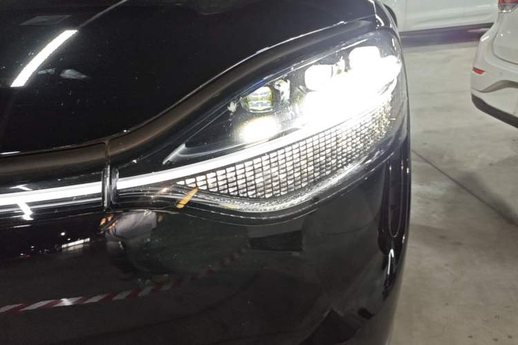 Used Hima AITO M9 2025 Extended-Range Ultra Version 52 kWh 6-Seater Left Front Headlight