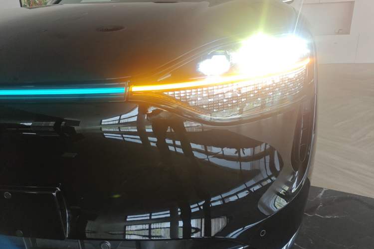 Used Hima AITO M9 2025 Extended-Range Ultra Version 52 kWh 6-Seater Left Front Headlight