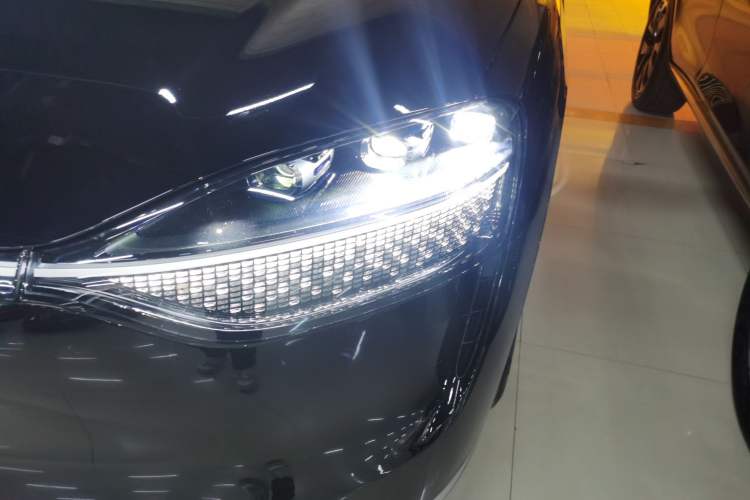 Used Hima AITO M9 2025 Extended-Range Ultra Version 52 kWh 5-Seater Edition Left Front Headlight