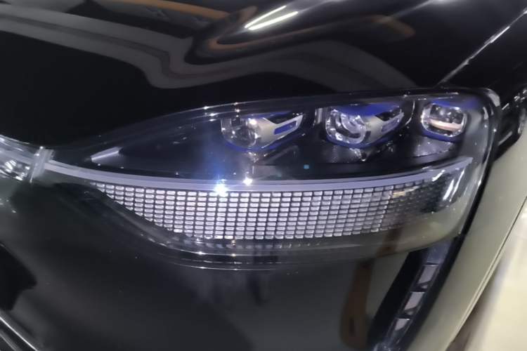 Used Hima AITO M9 2025 Extended-Range Ultra Version 52 kWh 6-Seater Left Front Headlight