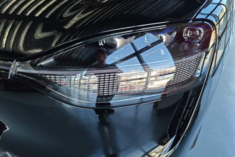 Used Hima AITO M9 2025 Extended-Range Max Version 52 kWh 6-Seater Edition Left Front Headlight