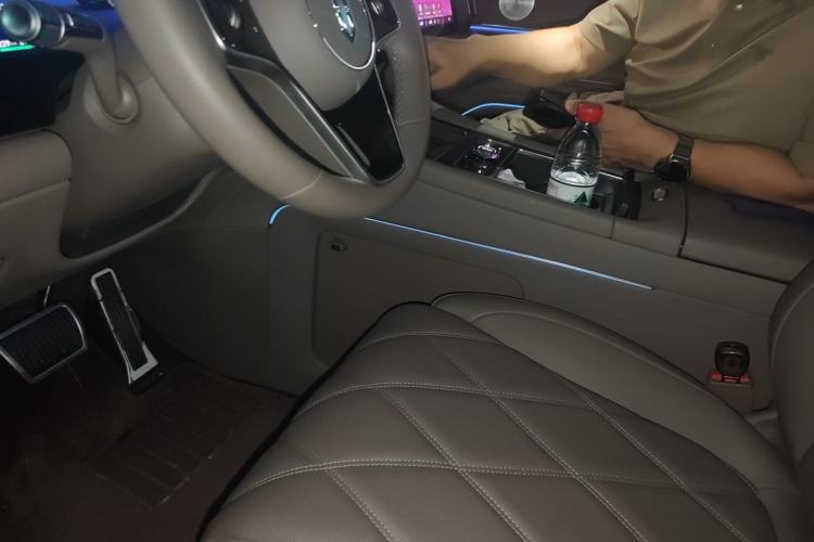 Used Hima AITO M9 2025 Extended-Range Max Version 52 kWh 5-Seater Edition Left Front Seat