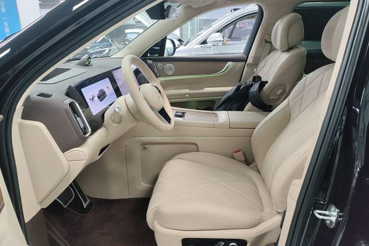 Used Hima AITO M9 2025 Extended-Range Ultra Version 52 kWh 6-Seater Left Front Seat