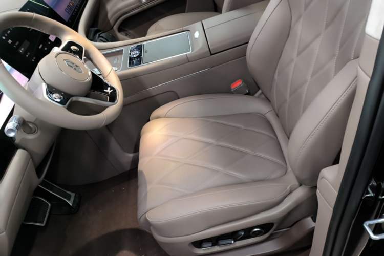 Used Hima AITO M9 2025 Extended-Range Ultra Version 52 kWh 6-Seater Left Front Seat
