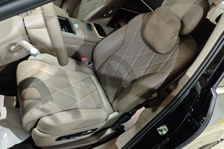 Used Hima AITO M9 2025 Extended-Range Ultra Version 52 kWh 6-Seater Left Front Seat