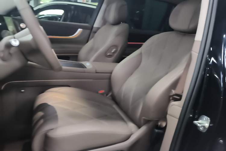 Used Hima AITO M9 2025 Extended-Range Ultra Version 52 kWh 6-Seater Left Front Seat