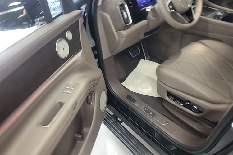 Used Hima AITO M9 2025 Extended-Range Ultra Version 52 kWh 6-Seater Left Front Seat