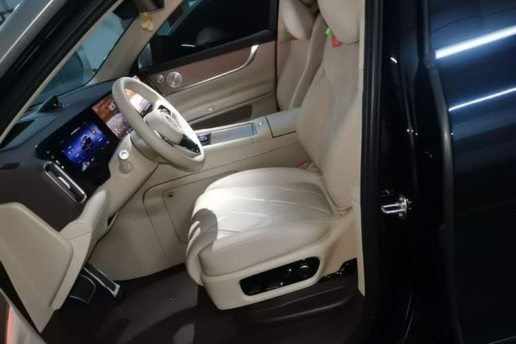 Used Hima AITO M9 2025 Extended-Range Ultra Version 52 kWh 6-Seater Left Front Seat