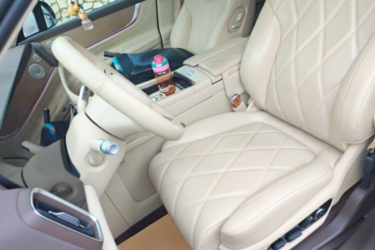 Used Hima AITO M9 2025 Extended-Range Max Version 52 kWh 6-Seater Edition Left Front Seat