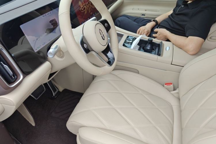 Used Hima AITO M9 2025 Extended-Range Ultra Version 52 kWh 6-Seater Left Front Seat