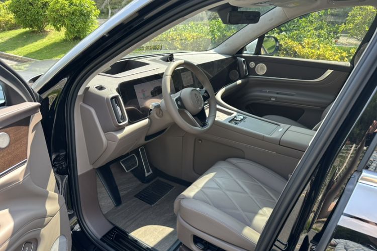 Used Hima AITO M9 2025 Extended-Range Ultra Version 52 kWh 6-Seater Left Front Seat
