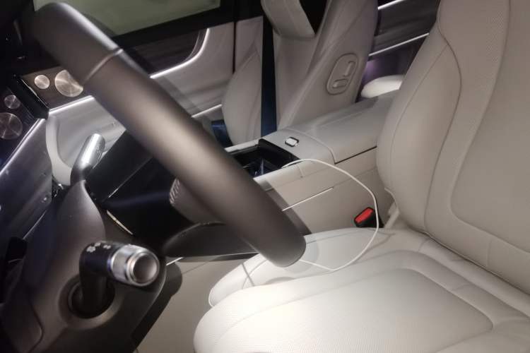Used Hima AITO M9 2025 Extended-Range Ultra Version 52 kWh 6-Seater Left Front Seat