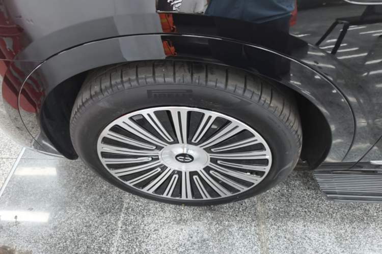 Used Hima AITO M9 2025 Extended-Range Ultra Version 52 kWh 5-Seater Edition Left Front Wheel Hub