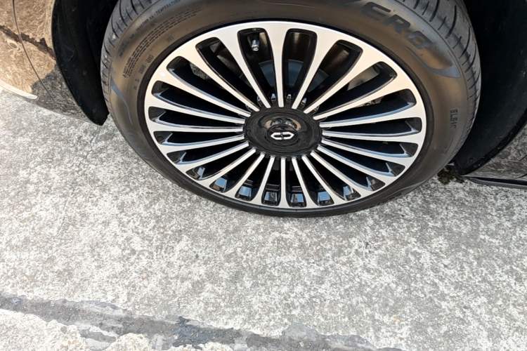 Used Hima AITO M9 2025 Extended-Range Ultra Version 52 kWh 6-Seater Left Front Wheel Hub