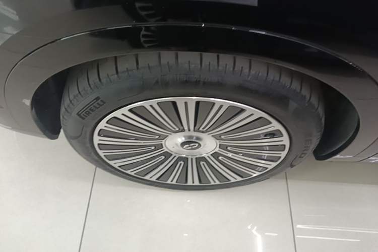 Used Hima AITO M9 2025 Extended-Range Ultra Version 52 kWh 6-Seater Left Front Wheel Hub