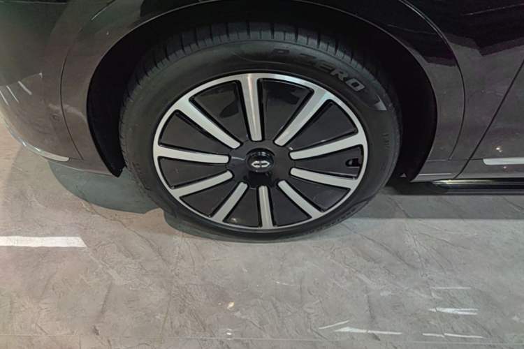Used Hima AITO M9 2025 Extended-Range Ultra Version 52 kWh 5-Seater Edition Left Front Wheel Hub
