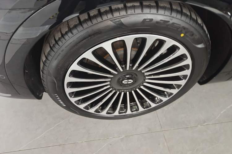 Used Hima AITO M9 2025 Extended-Range Ultra Version 52 kWh 6-Seater Left Front Wheel Hub