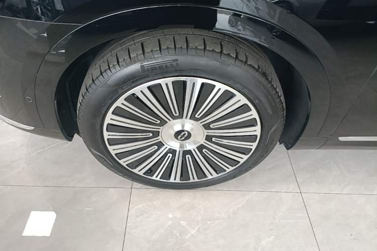 Used Hima AITO M9 2025 Extended-Range Ultra Version 52 kWh 5-Seater Edition Left Front Wheel Hub