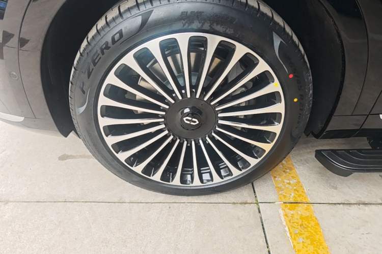 Used Hima AITO M9 2025 Model Range-Extended Max Edition 52kWh 6-seater (896-line LiDAR) Left Front Wheel Hub