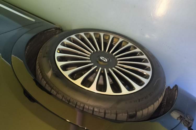 Used Hima AITO M9 2025 Extended-Range Ultra Version 52 kWh 6-Seater Left Front Wheel Hub