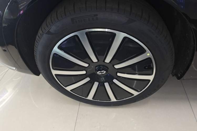 Used Hima AITO M9 2025 Extended-Range Ultra Version 52 kWh 6-Seater Left Front Wheel Hub