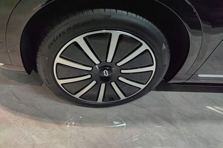 Used Hima AITO M9 2025 Extended-Range Ultra Version 52 kWh 6-Seater Left Front Wheel Hub