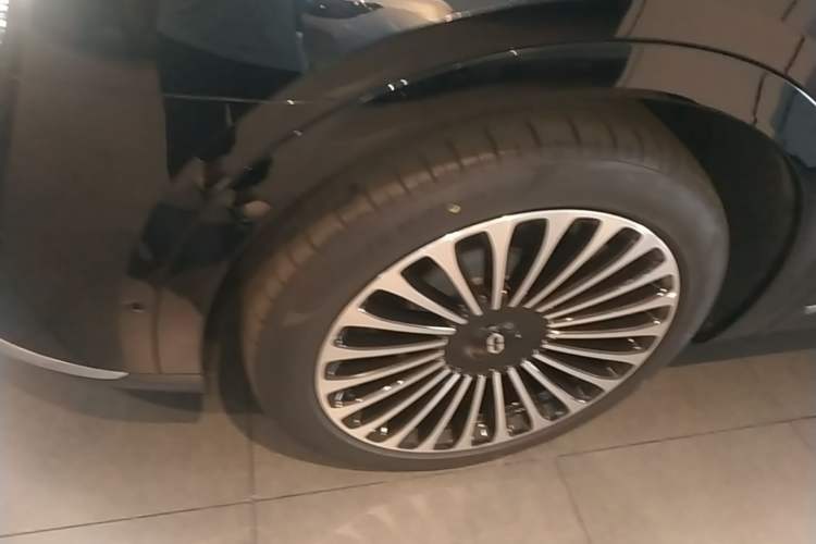 Used Hima AITO M9 2025 Extended-Range Ultra Version 52 kWh 5-Seater Edition Left Front Wheel Hub
